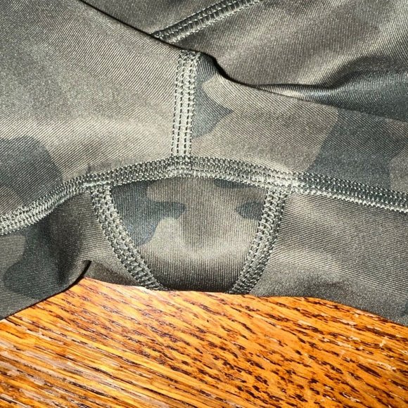 Lululemon Green camo cropped Wunder Under 21" Leggings sz 6 - Picture 4 of 5